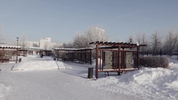 Snowpark mit hölzernen Pergolen — Stockvideo