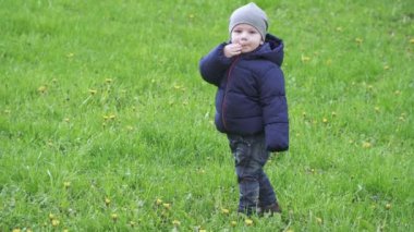 Çocuk sokakta yürüyor.