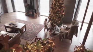 Anne ve oğul bulmaca topluyor.