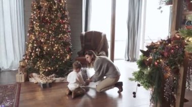 Anne ve oğul hediyeleri ayırır.