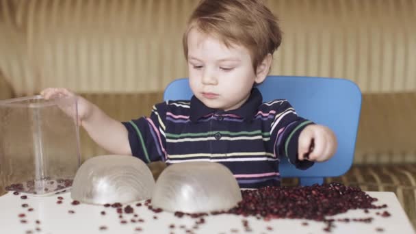 Chlapec hraje fazole — Stock video