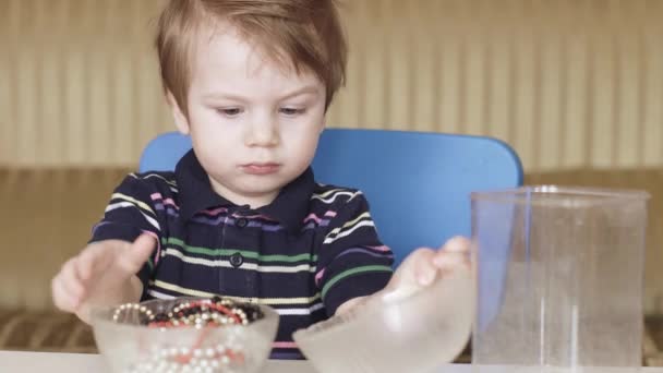 Niño niño está jugando frijoles — Vídeos de Stock