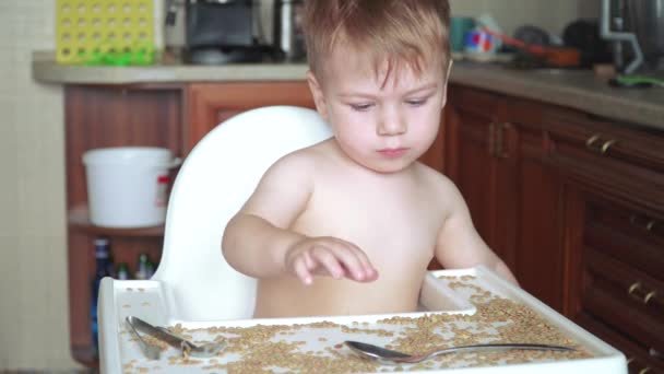 Niño jugando con guisantes y frijoles — Vídeos de Stock