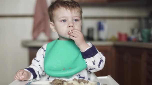 Boy eats chicken liver and heart — Stock Video