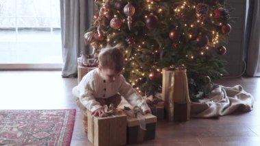 Küçük çocuk hediyeleri sınıflandırır