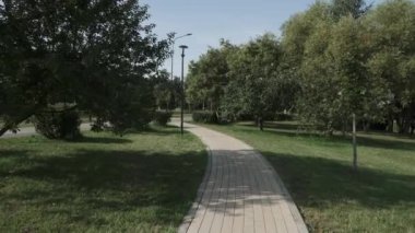 Şehir parkındaki sokak.