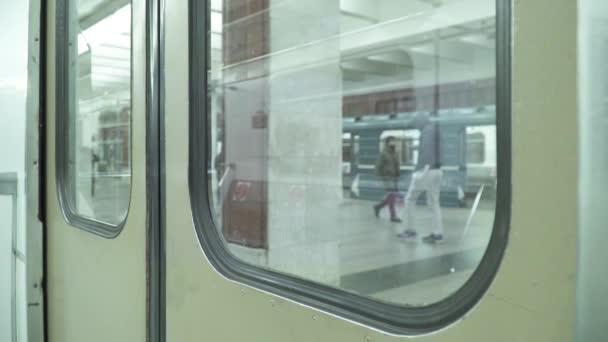 Passagiere in der Metrostation Teply Stan — Stockvideo