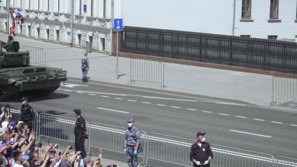 Θεατές και στρατιωτικός εξοπλισμός που ταξιδεύουν από την παρέλαση — Αρχείο Βίντεο