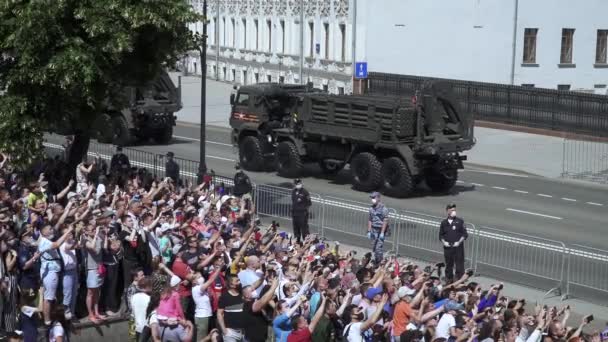 Widzowie i sprzęt wojskowy podróżujący z parady — Wideo stockowe