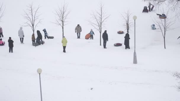 Батьки з дітьми їдуть униз. — стокове відео