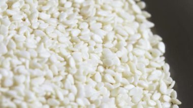 Bir yığın beyaz susam.