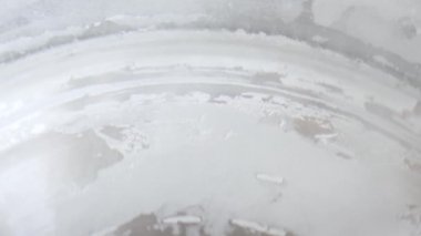 Evde temizlik yapan sitrik asit köpüğü