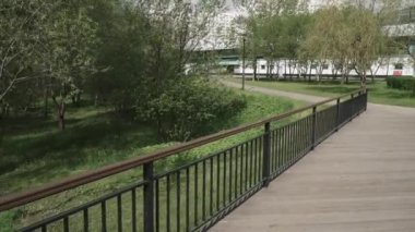 Dere üzerindeki tahta köprü.