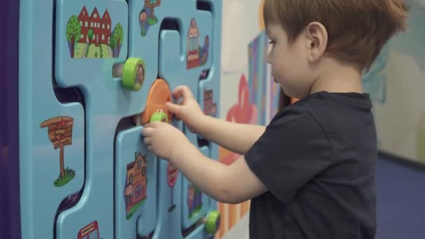 Dziecko gra w mechaniczne puzzle — Wideo stockowe