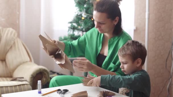 Mamá e hijo cortan copos de nieve — Vídeos de Stock