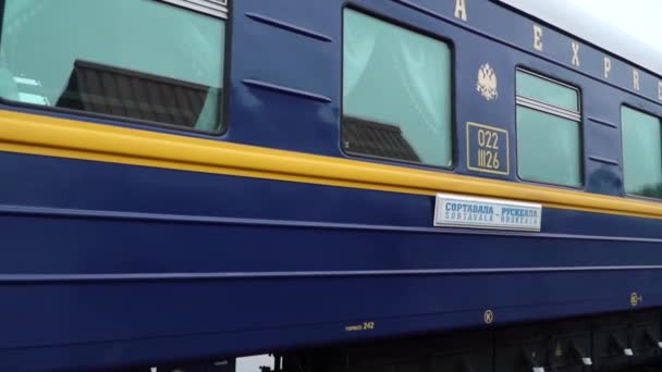 Chegada de um trem de passageiros na estação de Sortavela ao longo da rota Sortavala - Ruskeala Mountain Park — Vídeo de Stock
