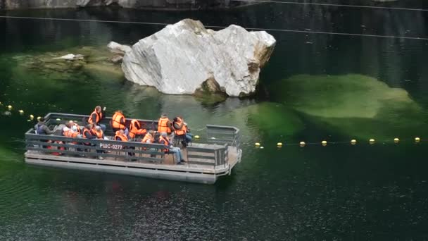 Ruskeala Gölü 'ndeki bir platformda tekne gezisi. — Stok video