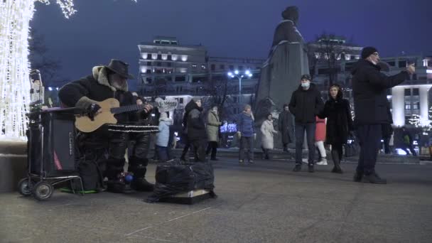 Arka planda sokak müzisyeni — Stok video