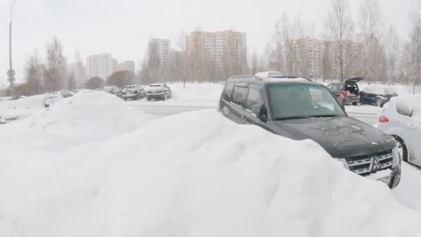 Coches cubiertos de nieve — Vídeos de Stock