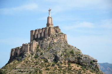 monteagudo Mağribi Kalesi ile sarp bir tepe