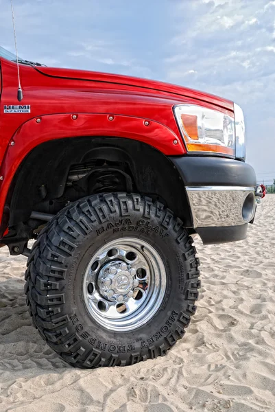 A front part of the offroad vehicle is photographed closeup in the dunes. — Stock Photo, Image