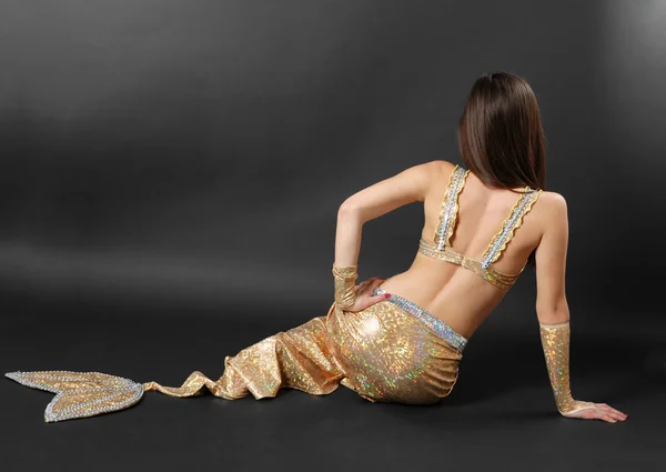Фигура девушки в блестящем костюме с рыбьим хвостом — стоковое фото
