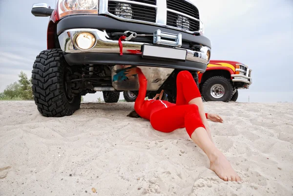 Mujer sexy reparando el jeep rojo — Foto de Stock