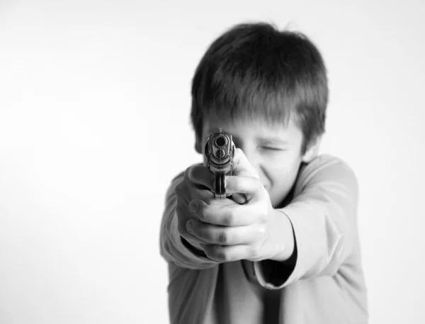 Bambino con pistola su sfondo chiaro — Foto Stock