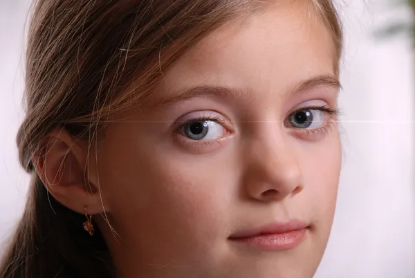 Retrato de niño, visión amistosa, ojos grises puros, primer plano —  Fotos de Stock