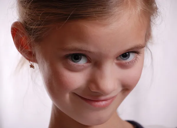 Porträtt av barn, vänskapliga syn, ren grå ögon, närbild — Stockfoto