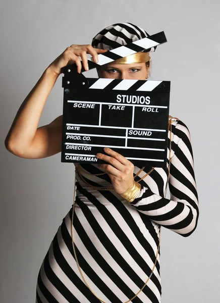 Modell i randiga klänning och mössa på skytte — Stockfoto