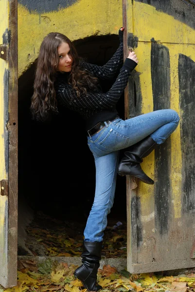 Adolescente menina perto de parede de grafite — Fotografia de Stock