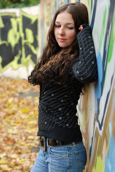 Adolescente chica de ensueño cerca de la pared de graffiti —  Fotos de Stock