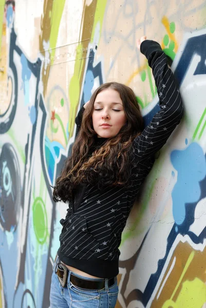 Teenager in der Nähe von Graffiti-Wand — Stockfoto