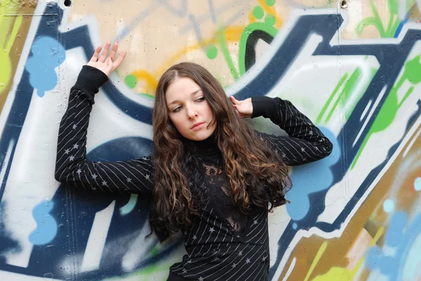 Chica adolescente cerca de la pared de graffiti —  Fotos de Stock