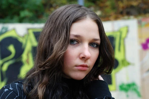 Retrato de menina adolescente contra a parede grafite borrado — Fotografia de Stock