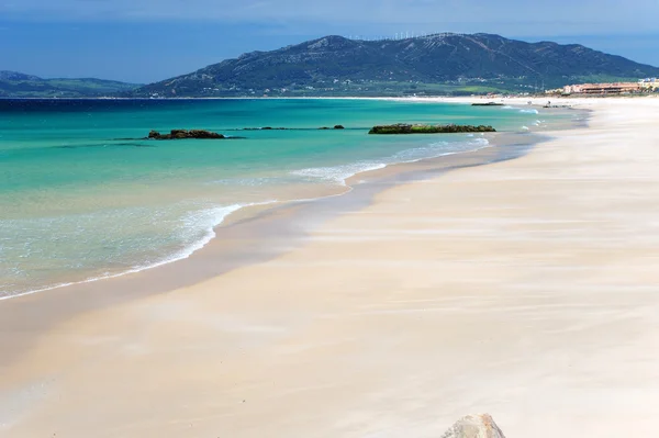 Azurblaue Bucht bei Tarifa und tiefblauer Himmel — Stockfoto