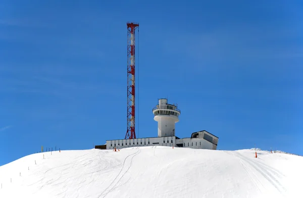 Vista futurista da montanha com estação meteorológica remota — Fotografia de Stock