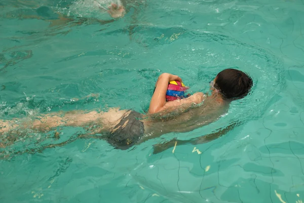 Boy swimming in cooling pond — Stock Photo, Image