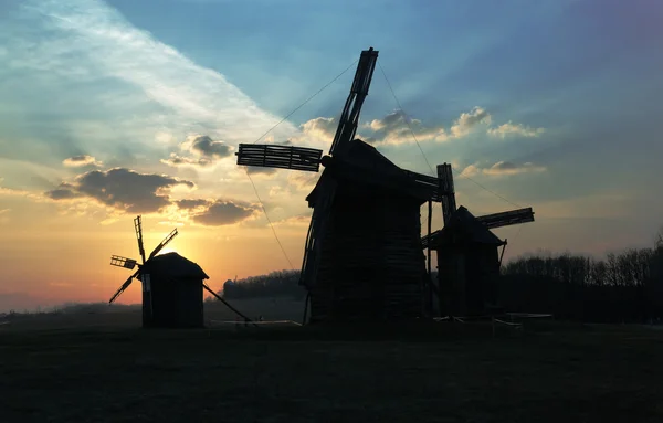 Old windmills against the sunset cloudy sky, Pirogovo, Kiev, Ukraine — Stock Photo, Image