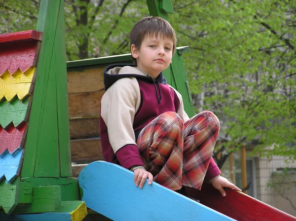 Jongen op het speelplein — Stockfoto