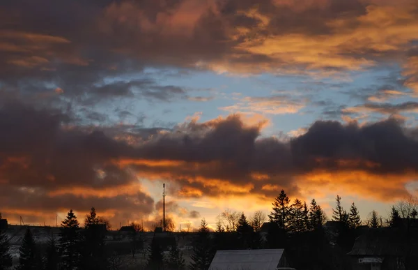 Lever de soleil dans les montagnes carpatiennes — Photo