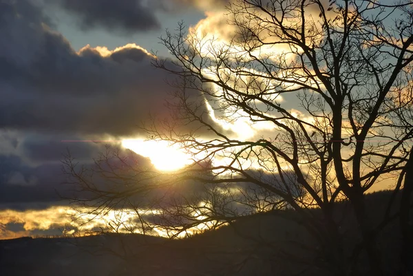 Lever de soleil dans les montagnes carpatiennes — Photo