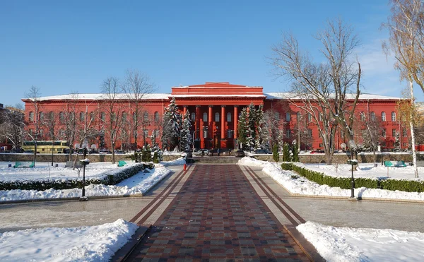 Красное здание зимой, Киевский государственный университет, Украина — стоковое фото