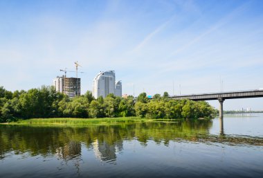 Kiev nehir banka ile modern inşaat