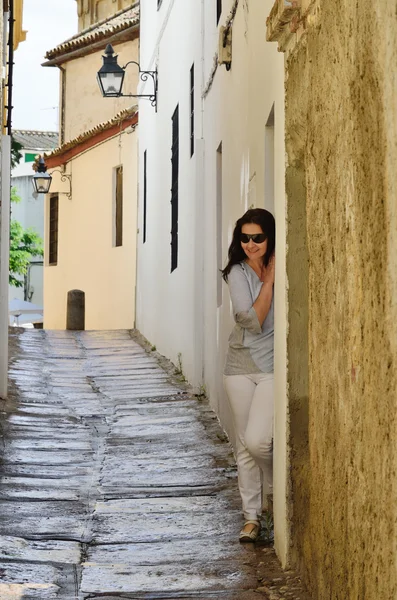 Glücklicher Tourist in der antiken Straße von Cordoba — Stockfoto