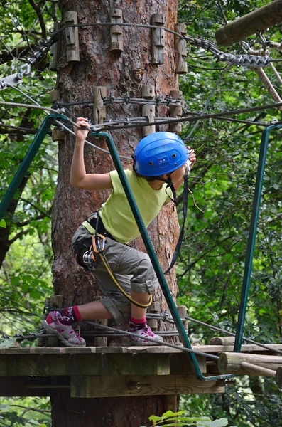 Preteen girl in the rope parkour — Stock Photo, Image