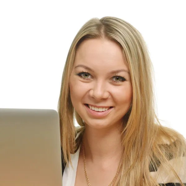 Close-up de uma jovem mulher feliz na frente do laptop — Fotografia de Stock