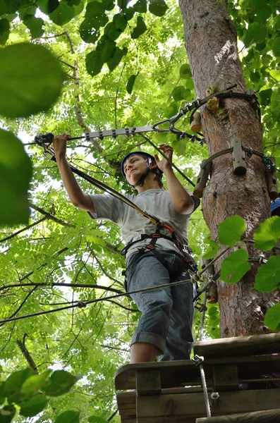 เด็กชายวัยรุ่นที่เชือก parkour — ภาพถ่ายสต็อก