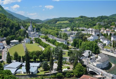 Lourdes yaz görünümüyle tespih Bazilikası